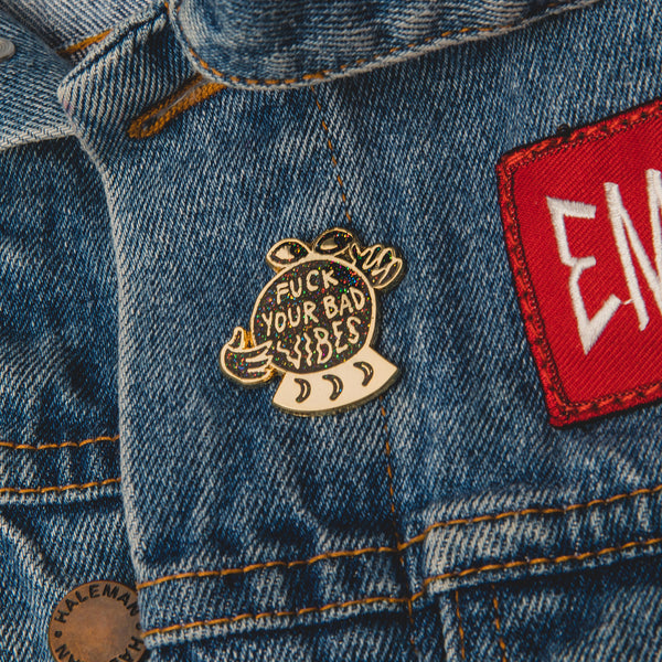 Broche en émail "Fuck Your Bad Vibes"